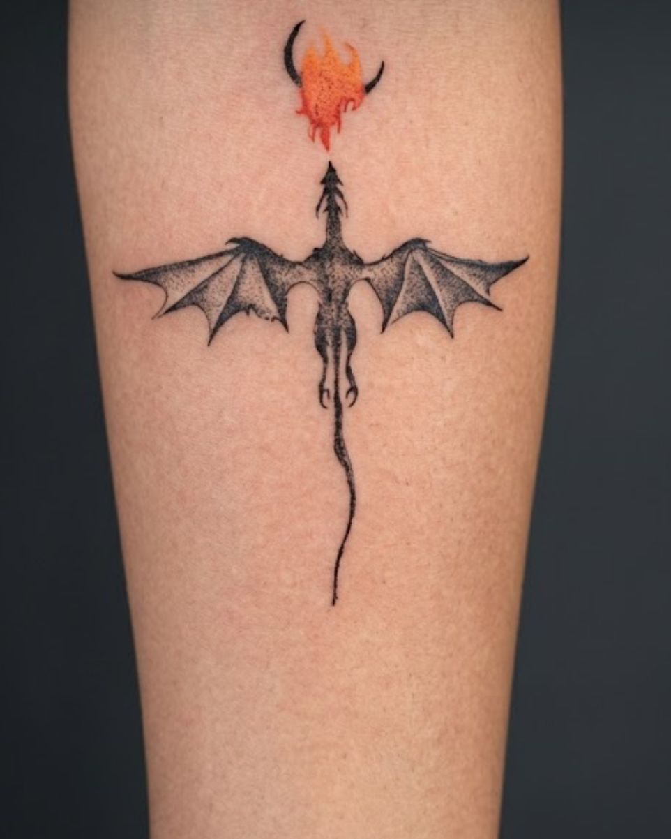 Tatuagem fineline de dragão com fogo